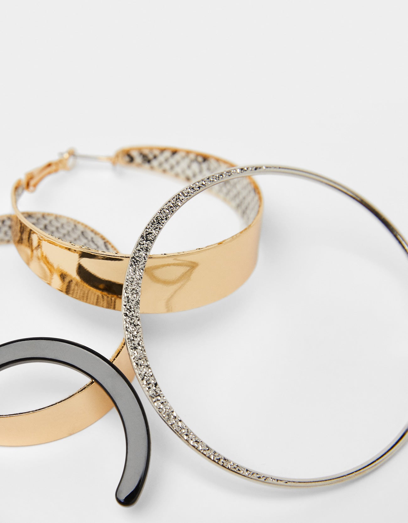 Set of 3 pairs of hoop earrings - Image 5